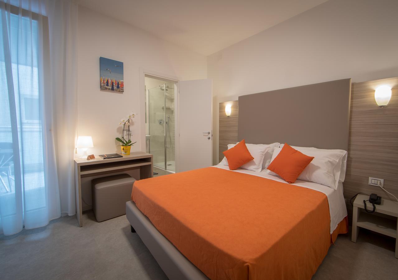 Hotel Simi Lan Lignano Sabbiadoro Kültér fotó