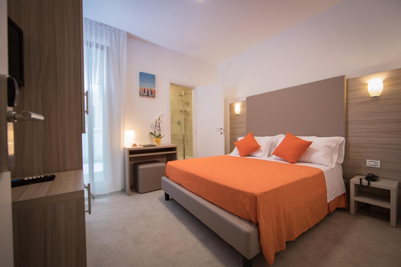 Hotel Simi Lan Lignano Sabbiadoro Kültér fotó