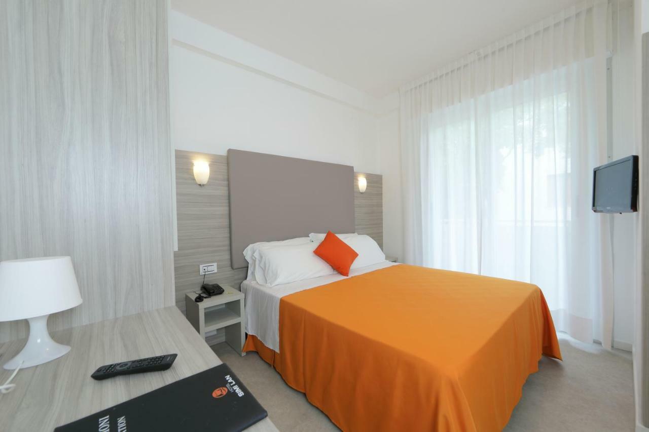 Hotel Simi Lan Lignano Sabbiadoro Kültér fotó
