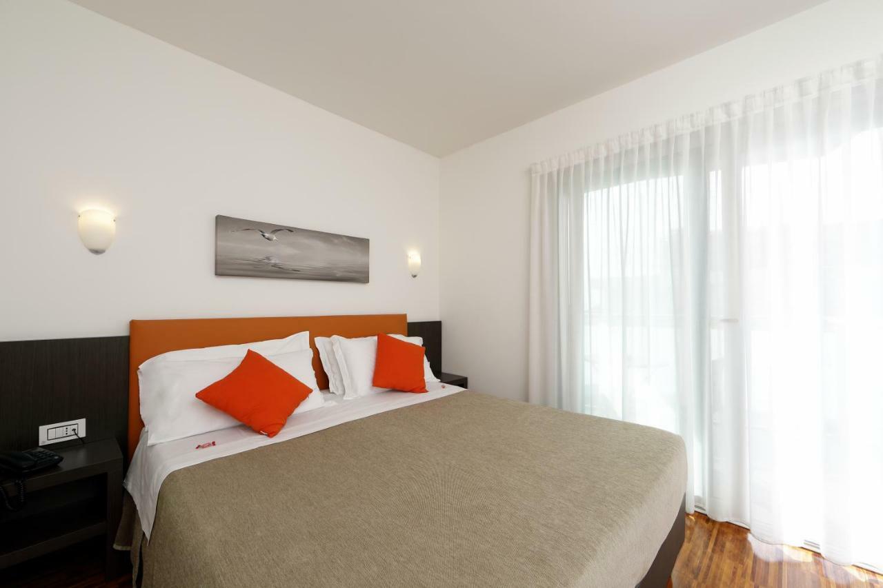 Hotel Simi Lan Lignano Sabbiadoro Kültér fotó